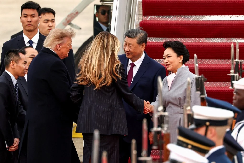 АНУ-ын Ерөнхийлөгч Д.Трамп, Тэргүүн хатагтай Меланиа Трамп нар БНХАУ-ын дарга Ши Жиньпин болон Тэргүүн хатагтай Пэн Лиюань нарыг нарыг онгоцны буудал дээр угтжээ